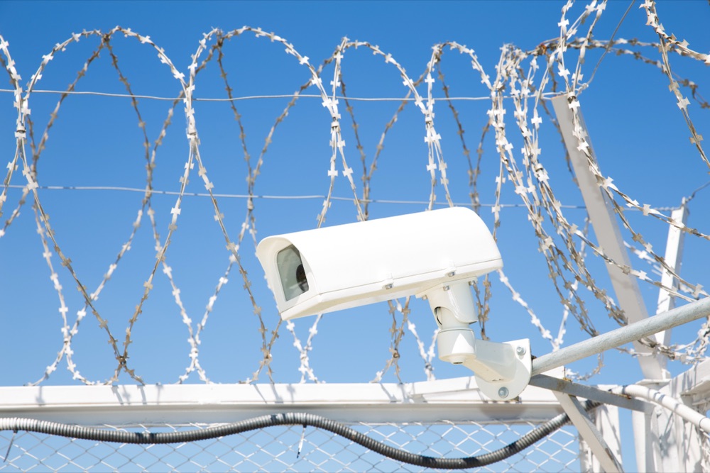 Clôture concertina et caméra de surveillance